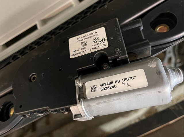 Крышка люка крыши 561877071A VAG