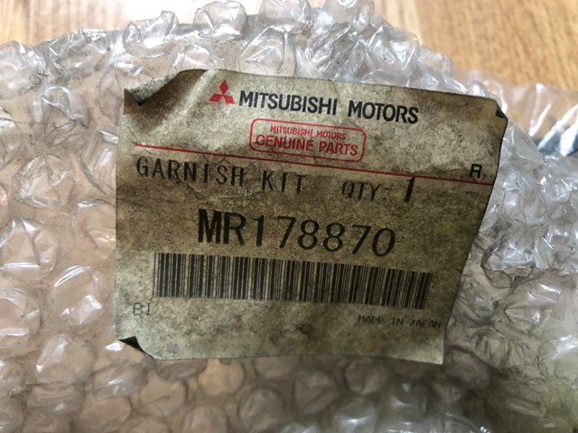 MR178870 Mitsubishi Ресничка правой фары