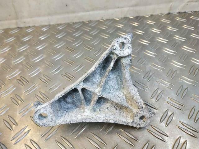 Опора подвесного подшипника передней полуоси Mazda F2A425740