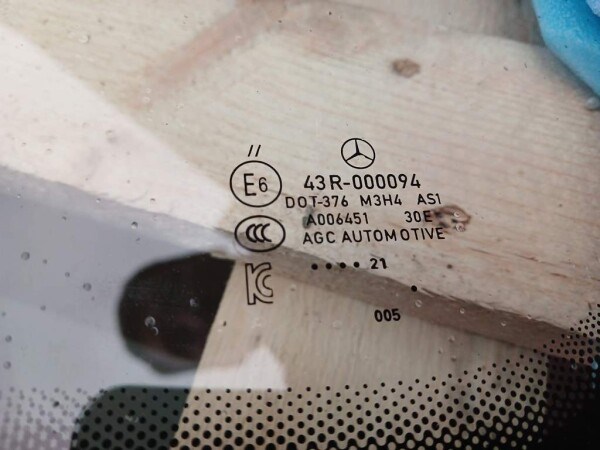 1676700100 Mercedes Автостекло