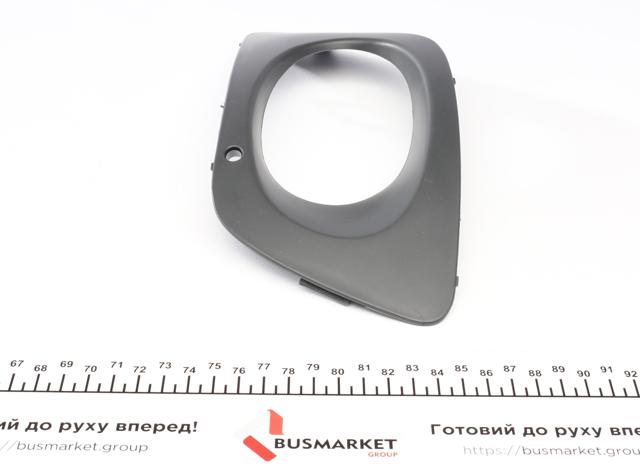 Заглушка (решетка) противотуманных фар бампера переднего правая 1008884 Autotechteile