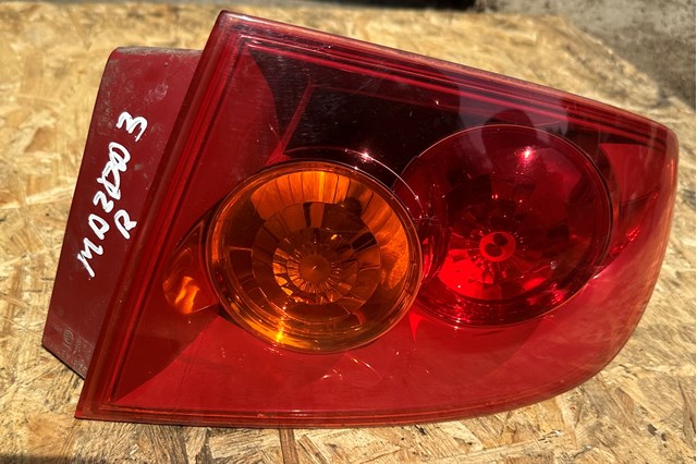 BN8V51150F Mazda Задний правый внешний фонарь