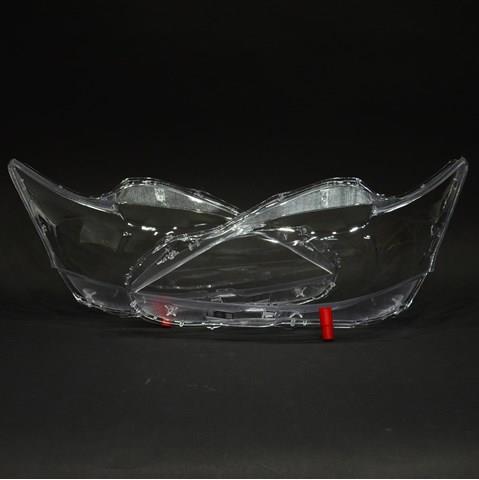 Правая фара 8113076032 Toyota