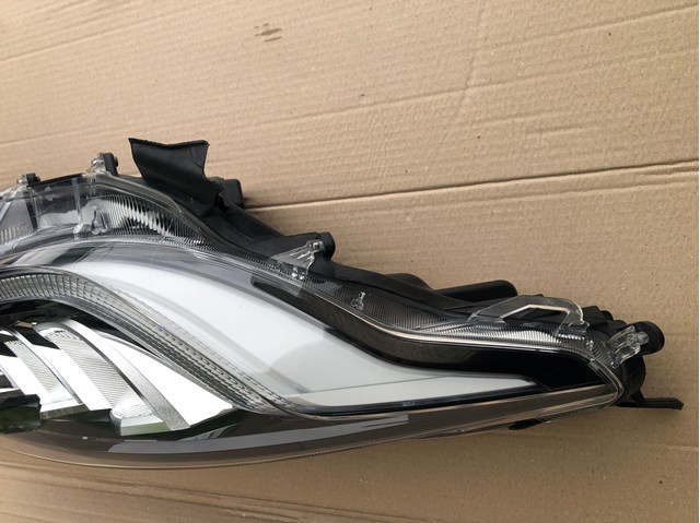 Фара правая Toyota 81105K0080