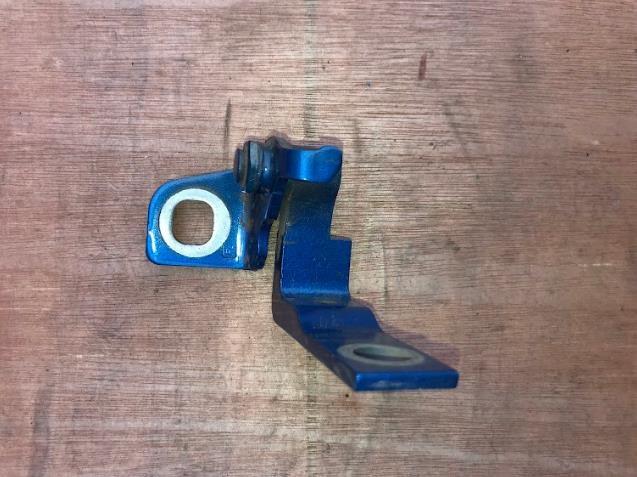 H1BZ5826810A Ford Петля задней правой двери