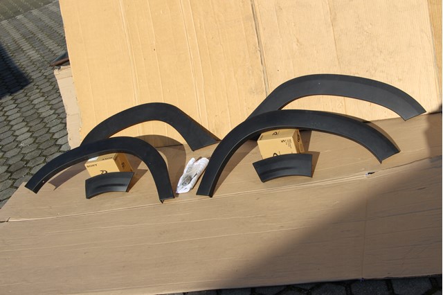 Expansor direito (placa sobreposta) de arco do pára-lama traseiro para Dacia Duster (HM)