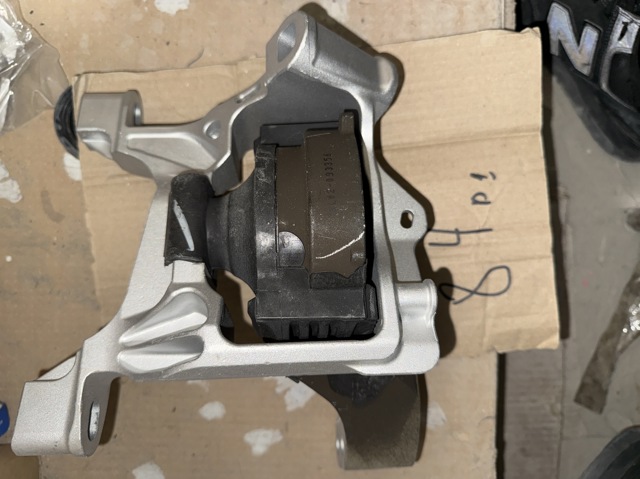Правая подушка двигателя TK7839060 Mazda