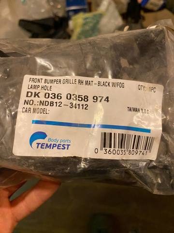 Заглушка (решетка) противотуманных фар бампера переднего правая 360358974 Tempest