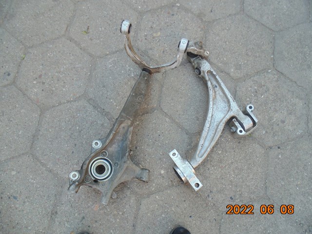 Цапфа передняя правая 32298140 Volvo