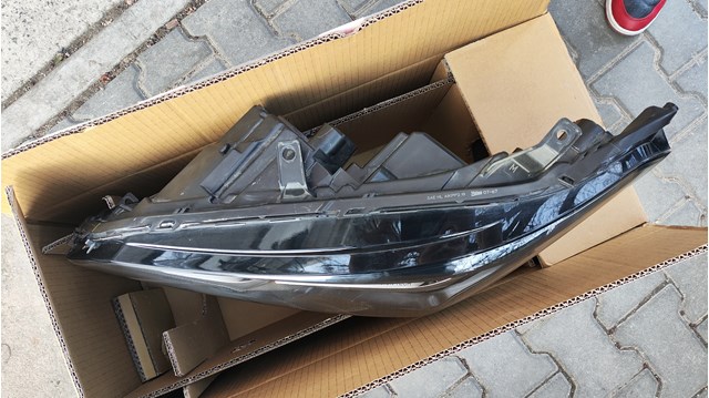 Левая фара 8115007210 Toyota