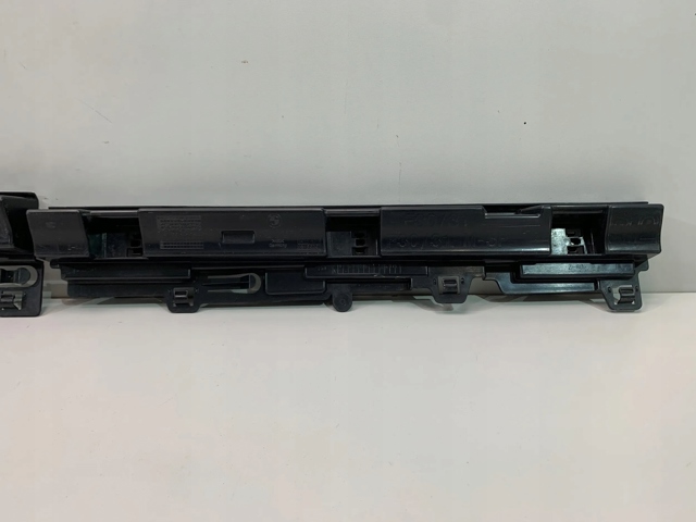 7256916 BMW Кронштейн наружной накладки порога правой