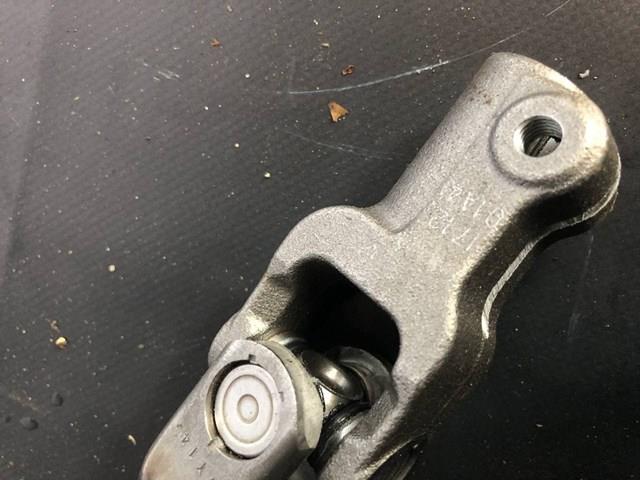 TK5232AB0 Mazda Вал рулевой колонки, нижний
