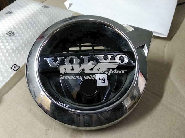 Фирменный значек решетки радиатора Volvo 31425021