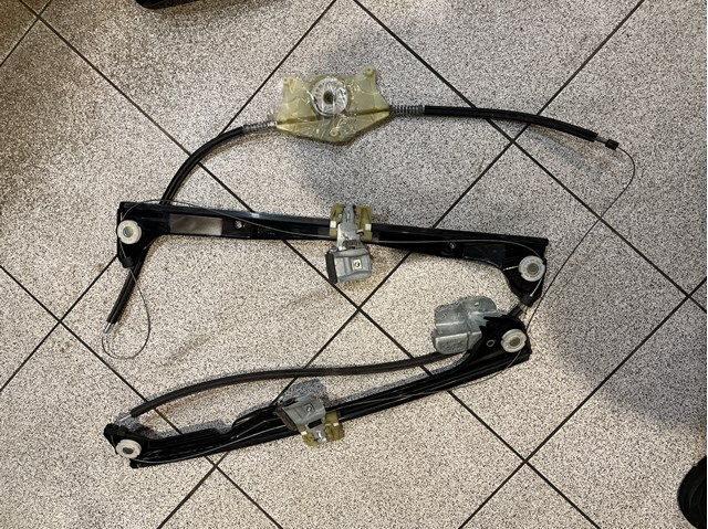 Mecanismo de acionamento de vidro da porta dianteira esquerda VAG 1T1837461B