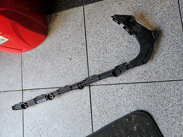 Soporte de parachoques trasero exterior izquierdo 5215830080 TOYOTA