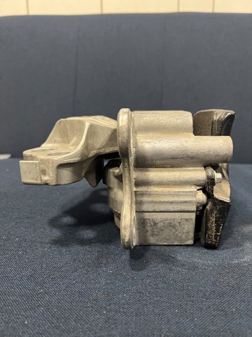Задняя опора двигателя LR114070 Land Rover