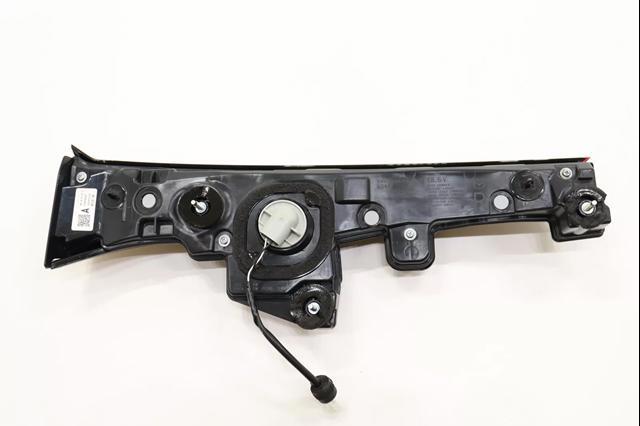 Фонарь задний правый внутренний KMV6513F0A Mazda