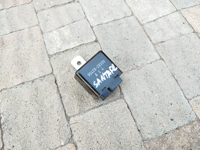 Реле управления дворниками на Hyundai Santa Fe II CM