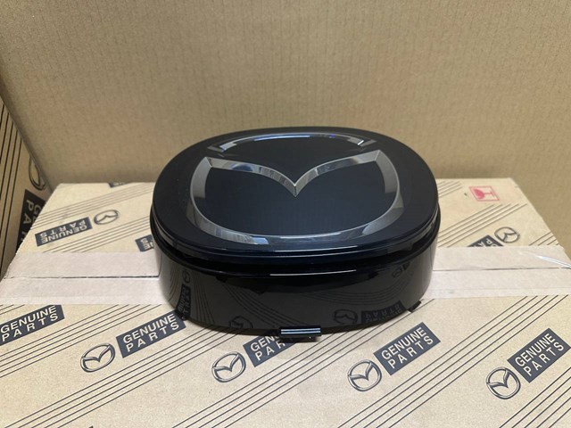 KB8D50721 Mazda Кронштейн эмблемы решетки радиатора
