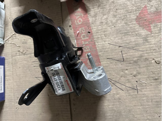 Правая подушка двигателя ST123050T150 SAT