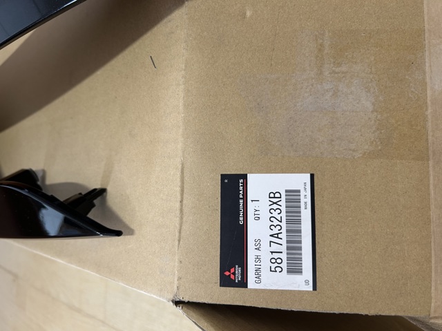 5817A323XB Mitsubishi Накладка багажника (двери 3/5-й задней)