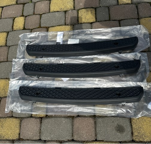 Накладка бампера переднего A90688500119B51 Mercedes
