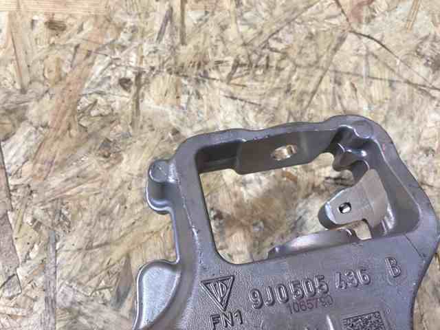 Кулак поворотный правый Porsche 9J0505436B