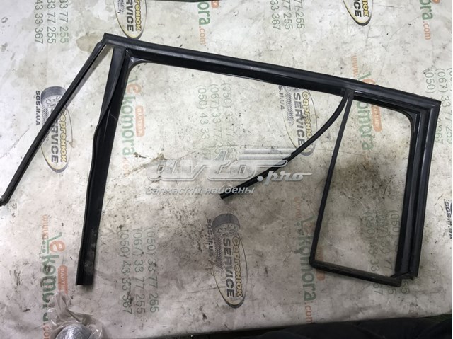 1T0845211 VAG уплотнитель стекла двери задней левой