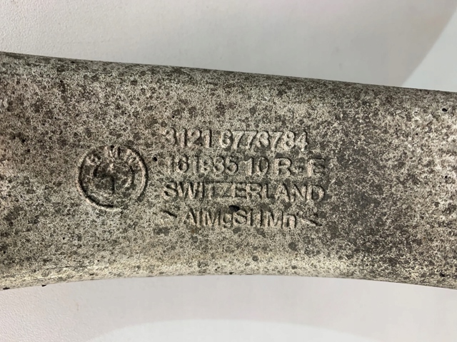 Цапфа передняя правая 6773784 BMW