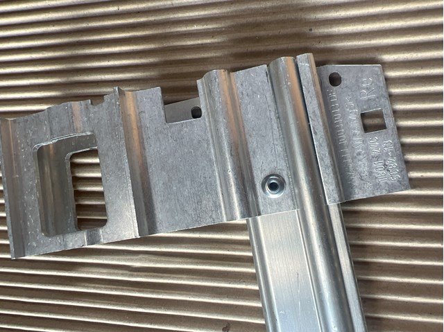 Кронштейн радиатора нижний 51117301605 BMW