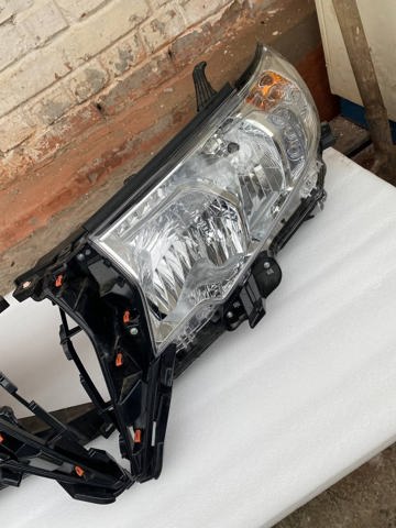 8113060N10 Toyota Фара передняя правая