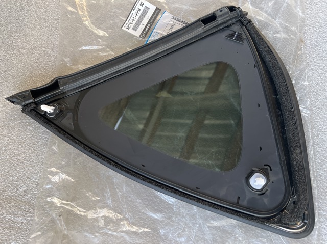 Стекло багажного отсека, левое Mazda KB7W63950A9D