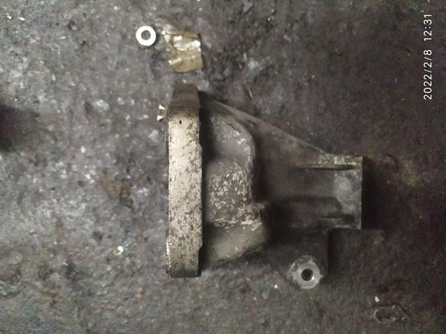 Кронштейн подушки (опоры) двигателя левой на Audi A4 B5 8D2