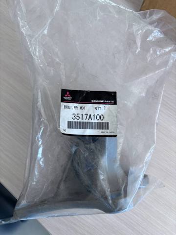 3517A100 Mitsubishi Траверса заднего редуктора, левая