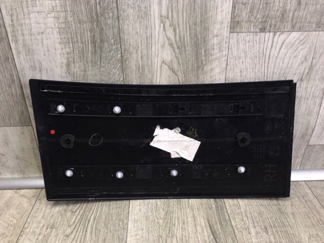Молдинг двери передней правой Land Rover LR116772 цена, от 126.98 USD