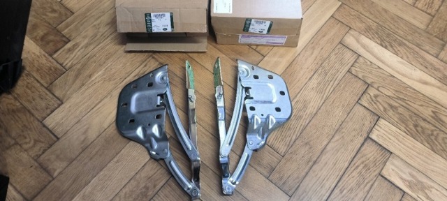 Купить LR111645 Land Rover Завеса капота левая