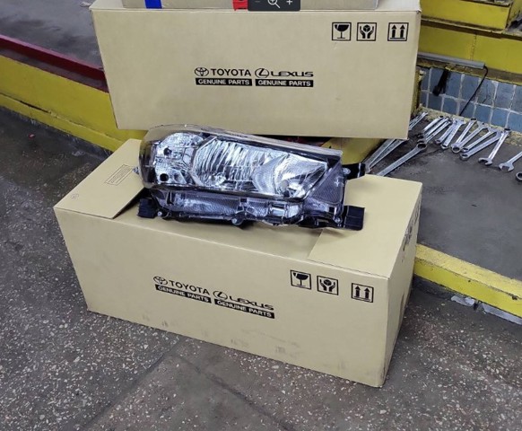 811300KJ70 Toyota Фара передняя правая