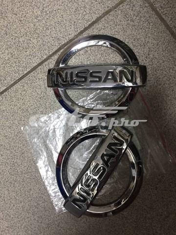 Эмблема крышки багажника (фирменный значок) на Nissan Micra K12