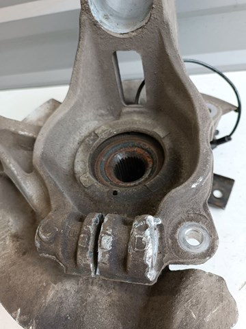 LR072599 Land Rover Цапфа - поворотный кулак передний, левый