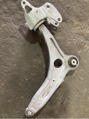 Передний нижний рычаг Land Rover LR133589