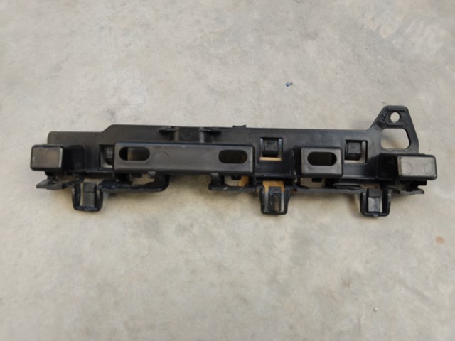 7387342 BMW Кронштейн наружной накладки порога правой