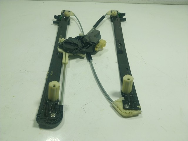Стеклоподъемник задней правой двери Land Rover LR057340