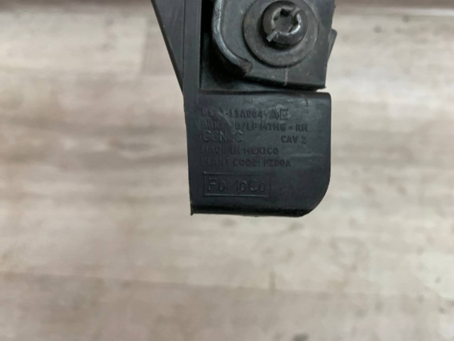 DS7313A004AE Ford Кронштейн-адаптер крепления фары передней, правой
