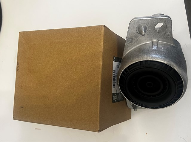LR094225 Land Rover Кронштейн подушки (опоры) двигателя правой