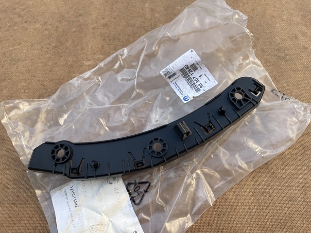 Направляющая переднего бампера правая 9830712980 Peugeot/Citroen