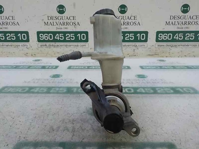 Главный тормозной цилиндр 8V2611021 VAG