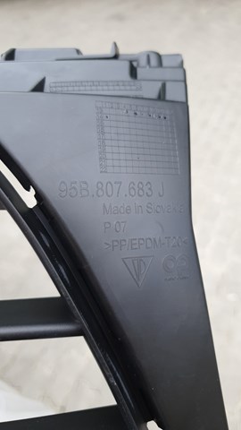 Решетка бампера переднего центральная Porsche 95B807683J1E0 цена, от 216.65 USD