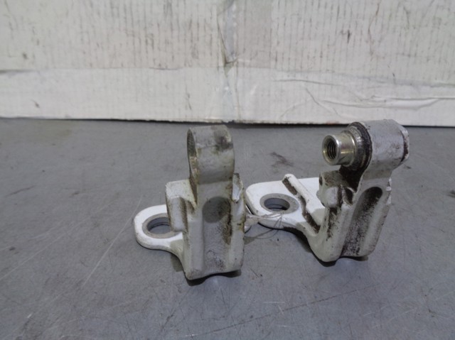 Петля двери передней левой LR025385 Land Rover
