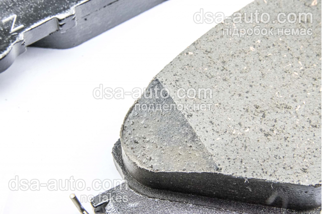 Передние тормозные колодки 04465AZ219 Toyota