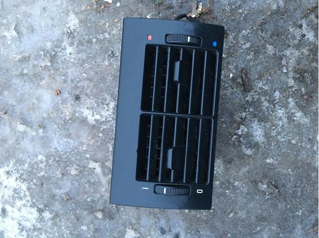 Решетка вентиляции салона в подлокотнике, задняя BMW 8376150